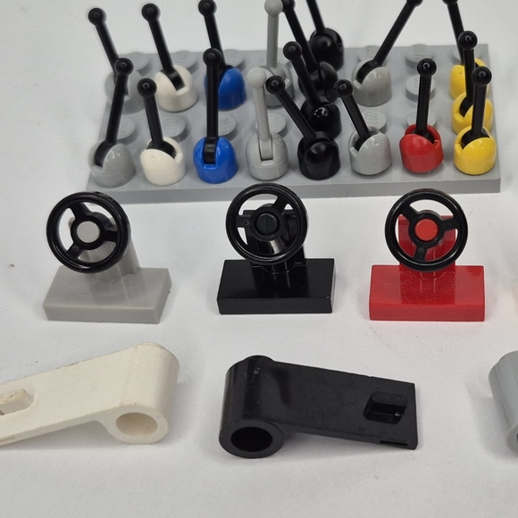 LEGO Lot 3 Vehicle Doors 9 Steering Wheels and 17 Antennas - Picture 5 of 5